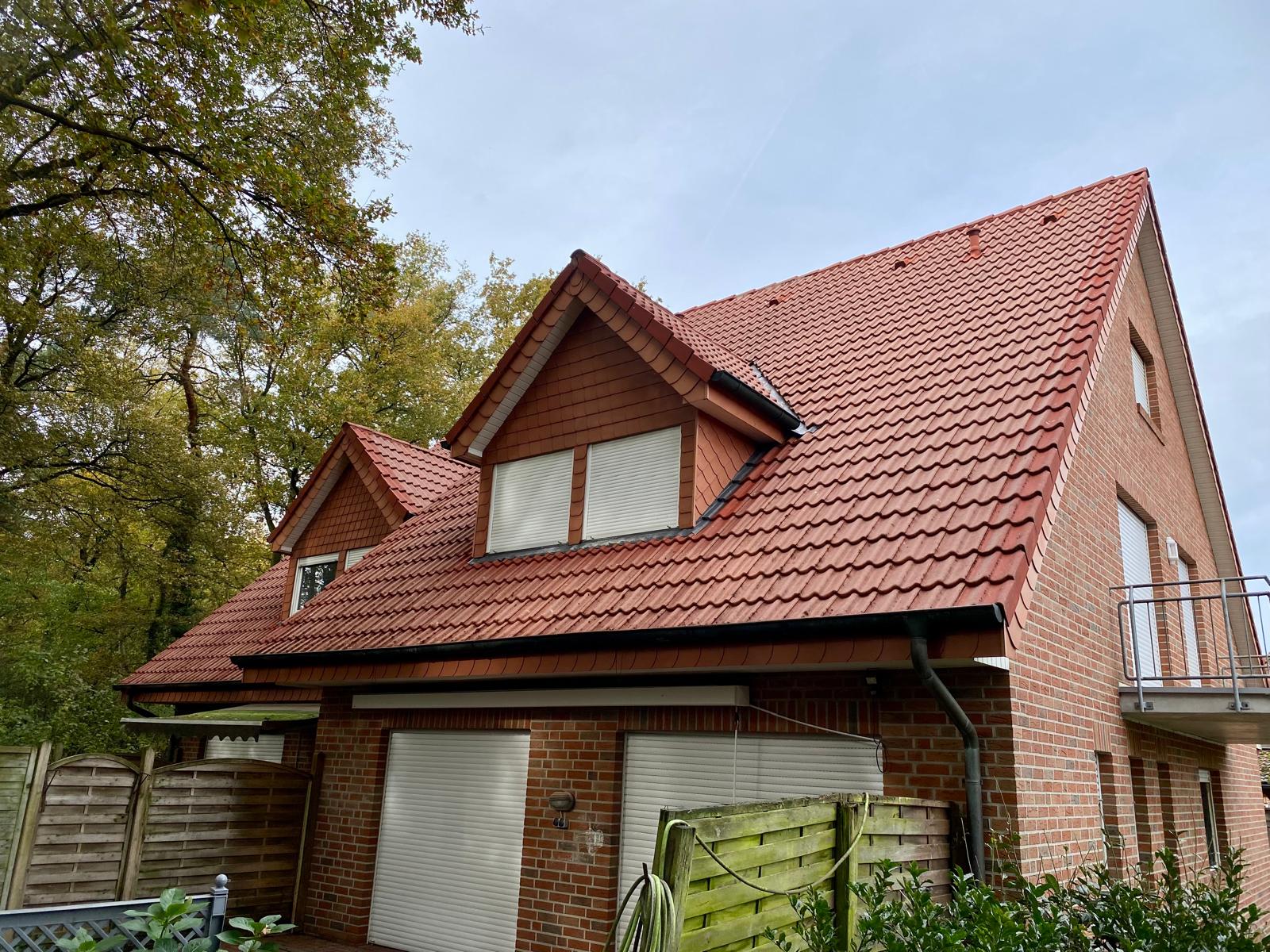 Nachher: Die Dachfl&auml;che in Uelsen nach der materialschonenden Reinigung.