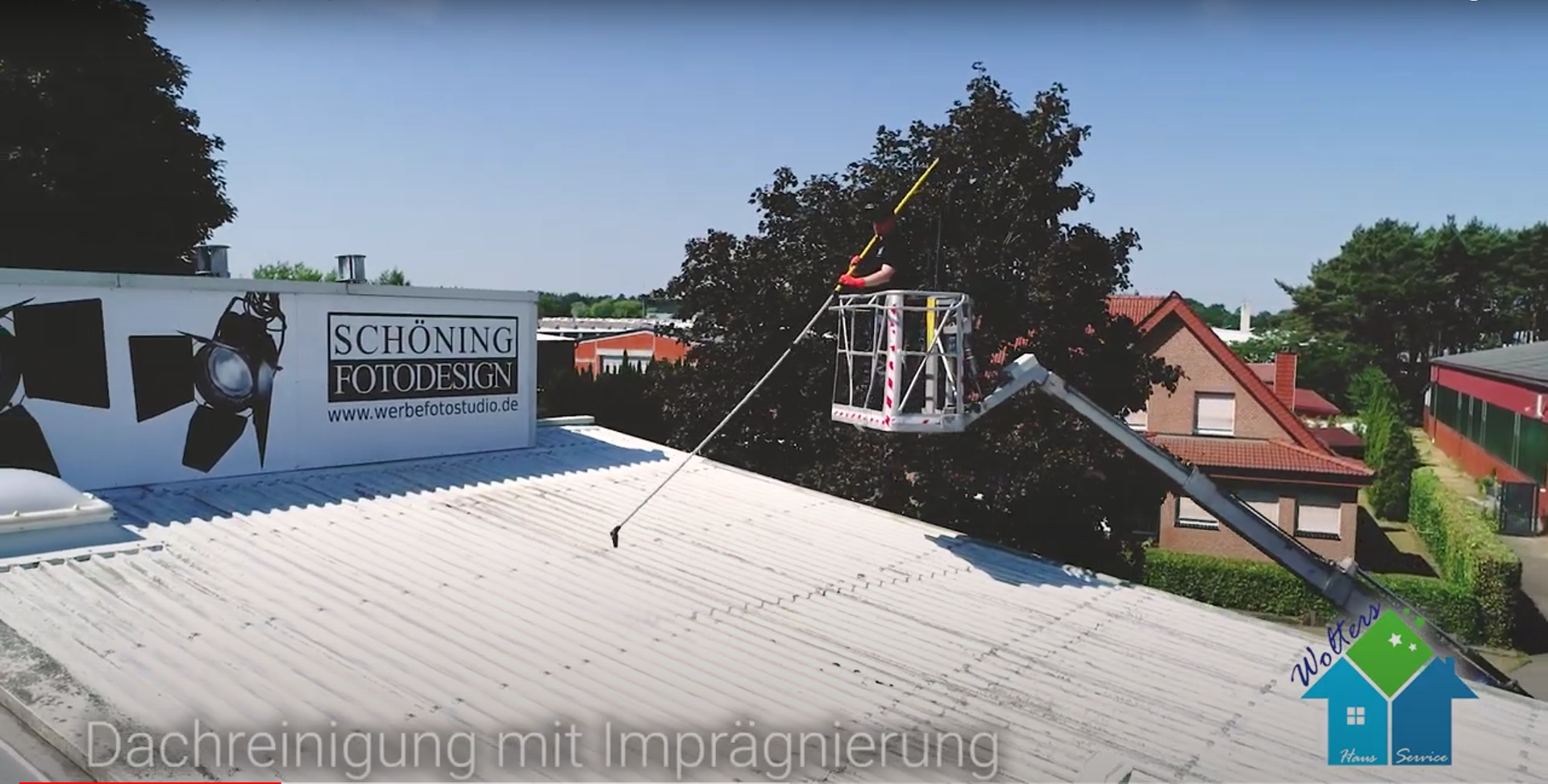 Sichere Dachreinigung in Uelsen mit Teleskoplanze.