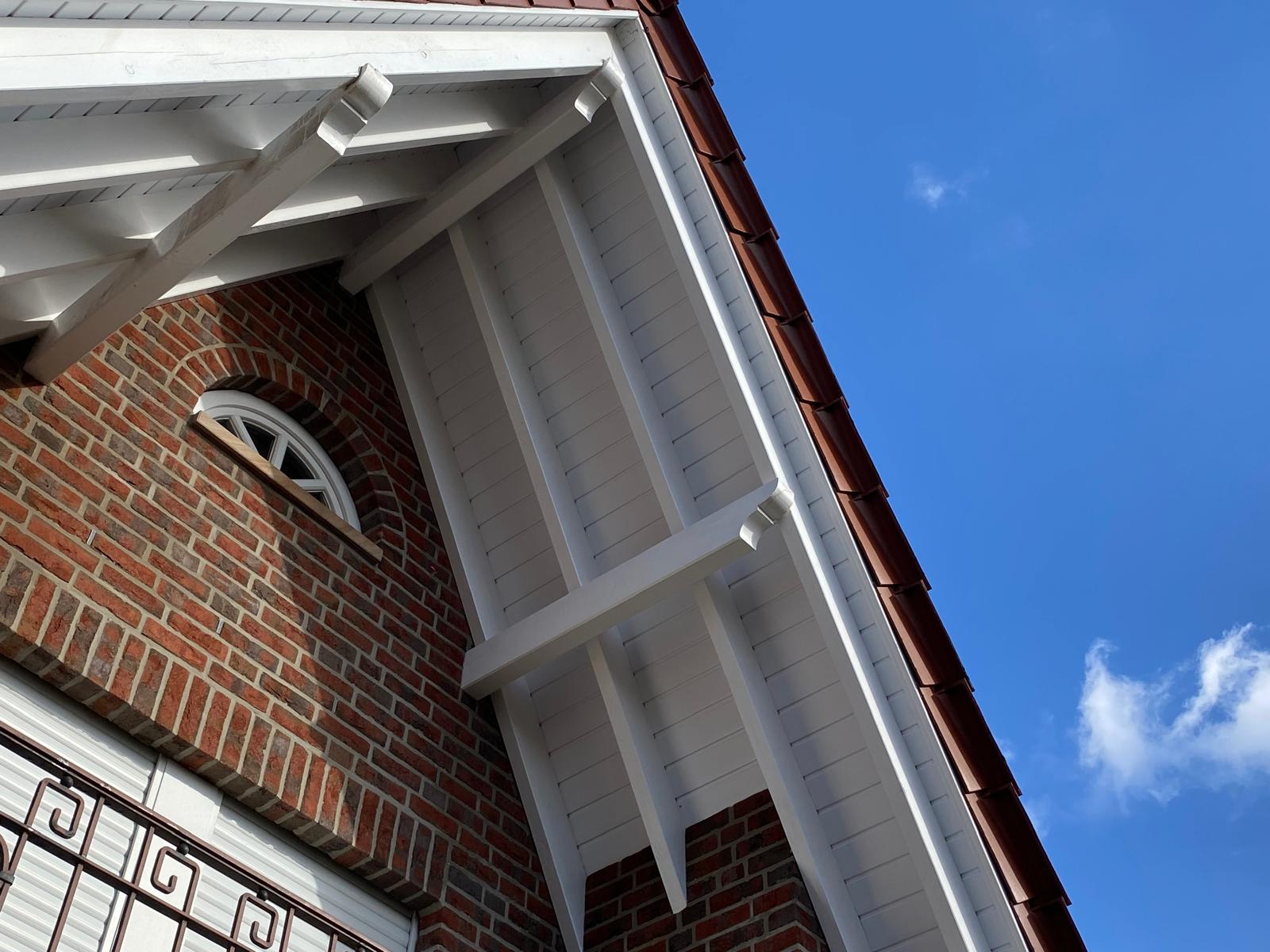 Gereinigter Dach&uuml;berstand an einem Haus in Uelsen.